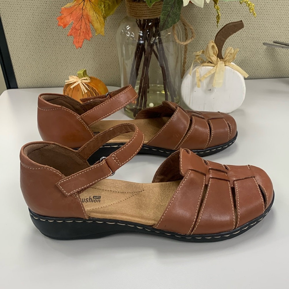 Clarks, size 8.5, camel color